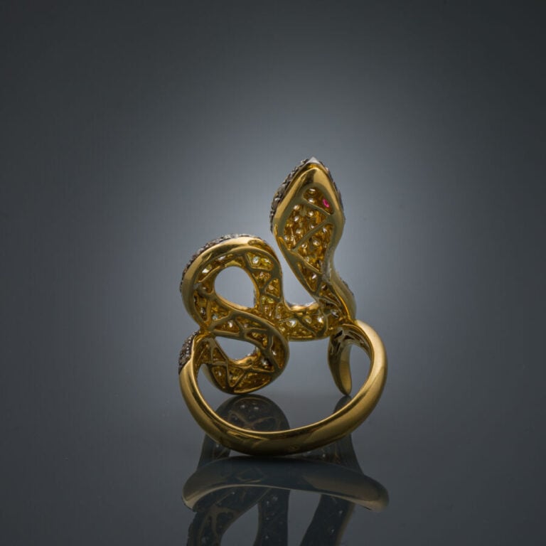 Importante BAGUE "serpent" en or jaune et or noirci (750‰) ajouré, serti de dia…