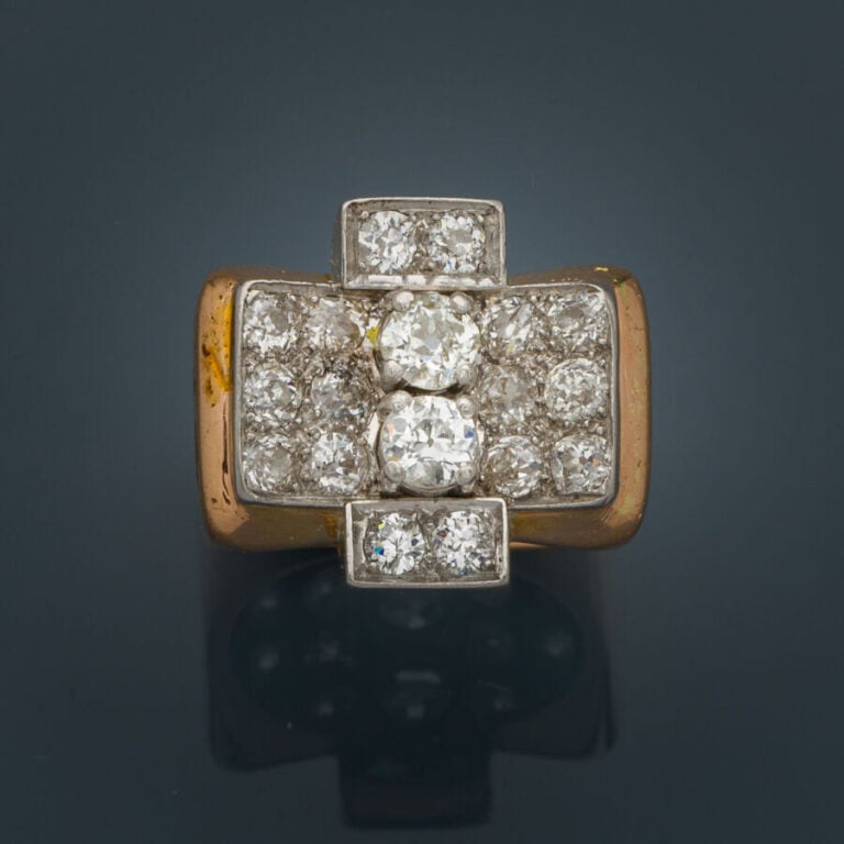 Importante BAGUE "tank" en platine (min. 800‰) et or jaune (750‰) à motif géomé…