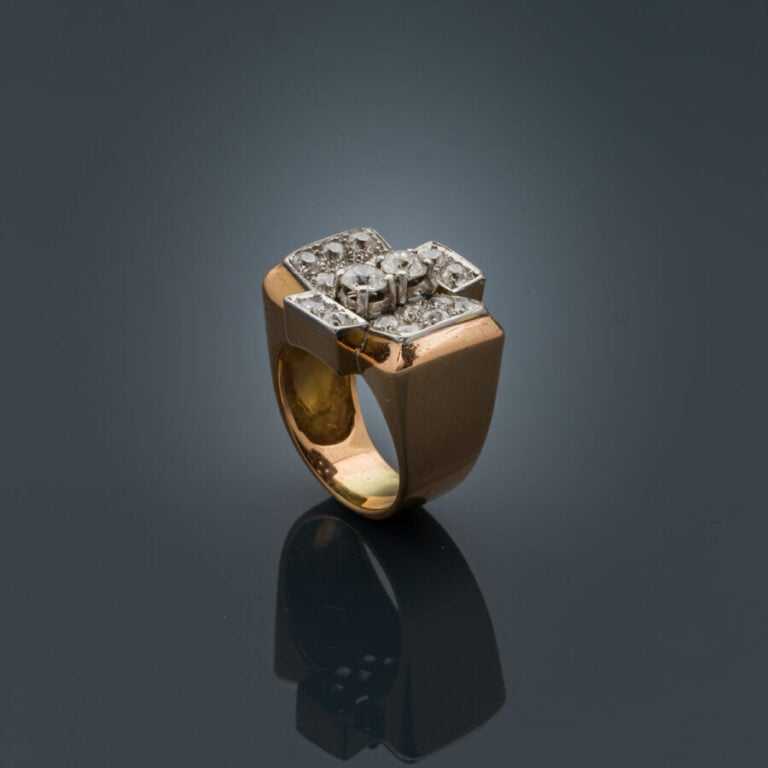 Importante BAGUE "tank" en platine (min. 800‰) et or jaune (750‰) à motif géomé…