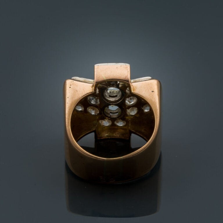 Importante BAGUE "tank" en platine (min. 800‰) et or jaune (750‰) à motif géomé…