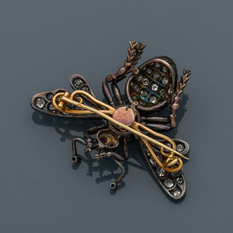 Importante BROCHE "abeille" en or jaune (750‰) et argent (min. 800‰) ajouré ser…