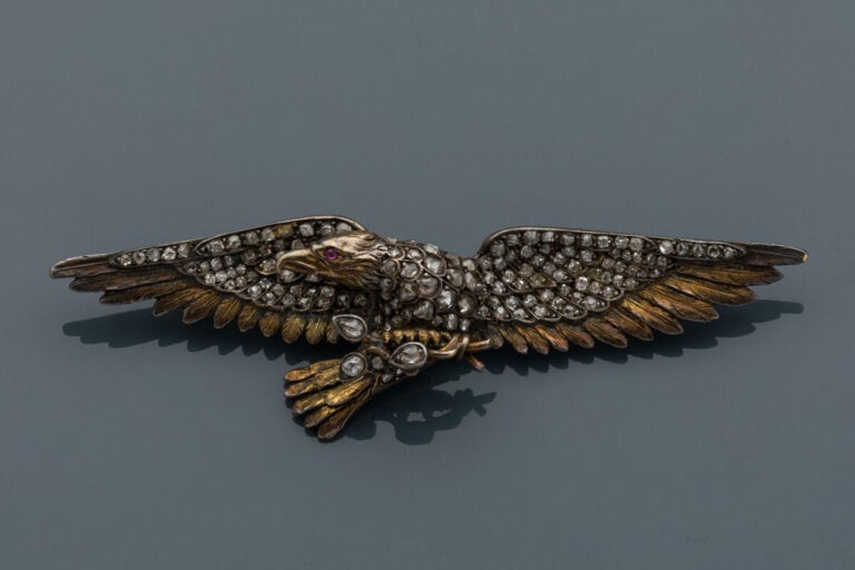 Importante BROCHE "aigle aux ailes déployées" en or jaune (750‰) et argent (min…