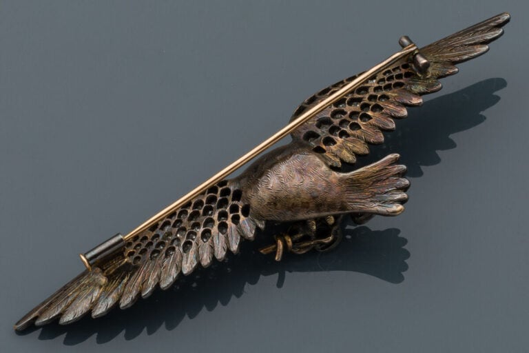 Importante BROCHE "aigle aux ailes déployées" en or jaune (750‰) et argent (min…