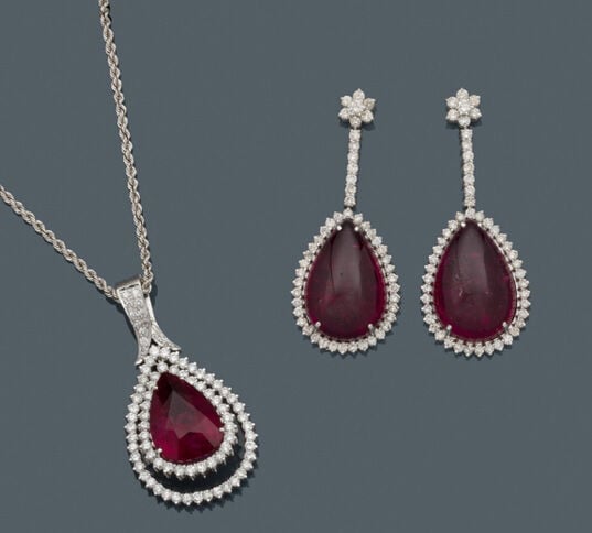Importante DEMI-PARURE "goutte" comprenant un PENDENTIF et une paire de PENDANT…