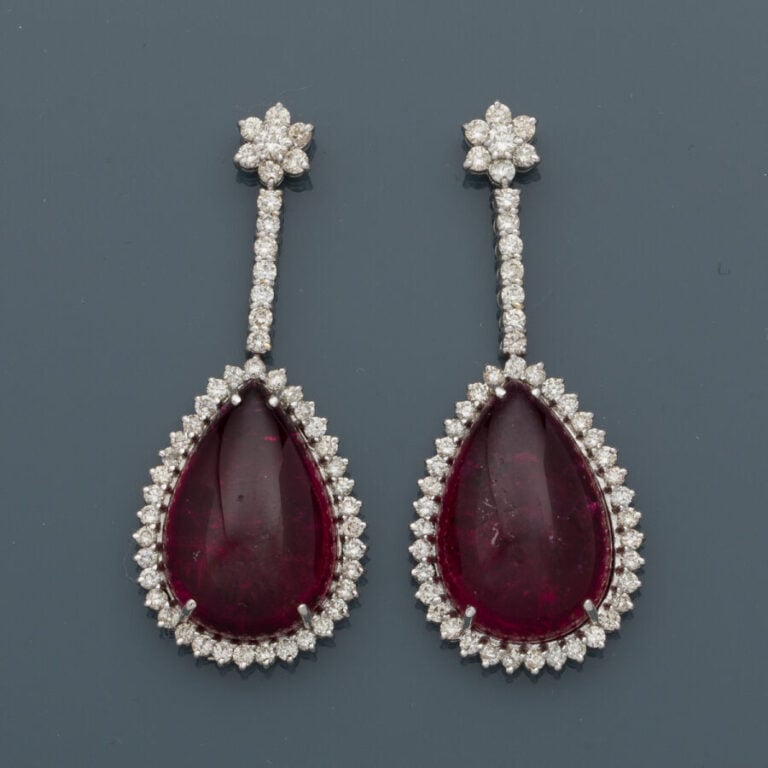 Importante DEMI-PARURE "goutte" comprenant un PENDENTIF et une paire de PENDANT…