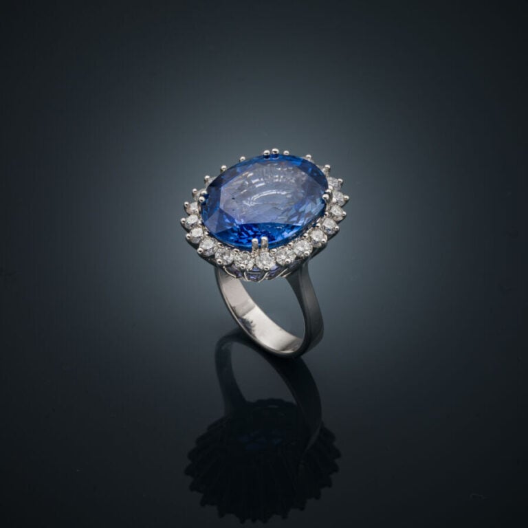 Importante et rare BAGUE "marguerite" en or gris (750‰) serti d'un saphir de CE…