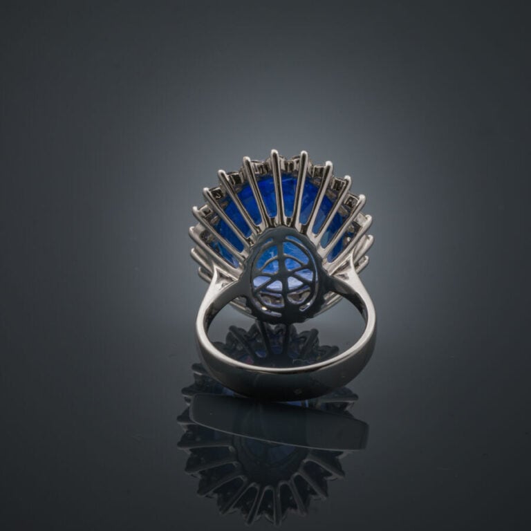 Importante et rare BAGUE "marguerite" en or gris (750‰) serti d'un saphir de CE…