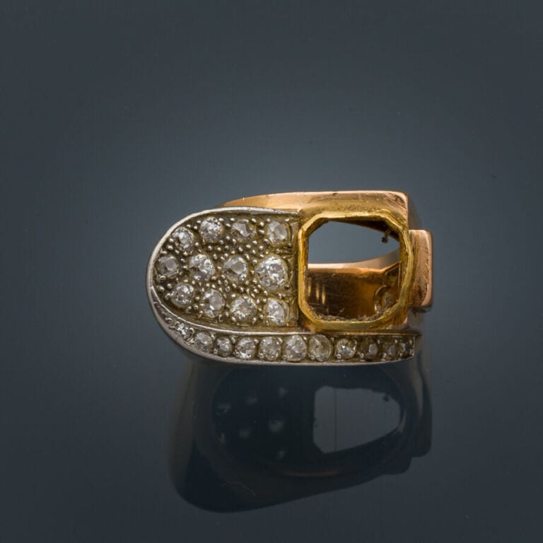 Importante MONTURE de BAGUE "Tank" stylisée en platine (min. 800‰) et or jaune…