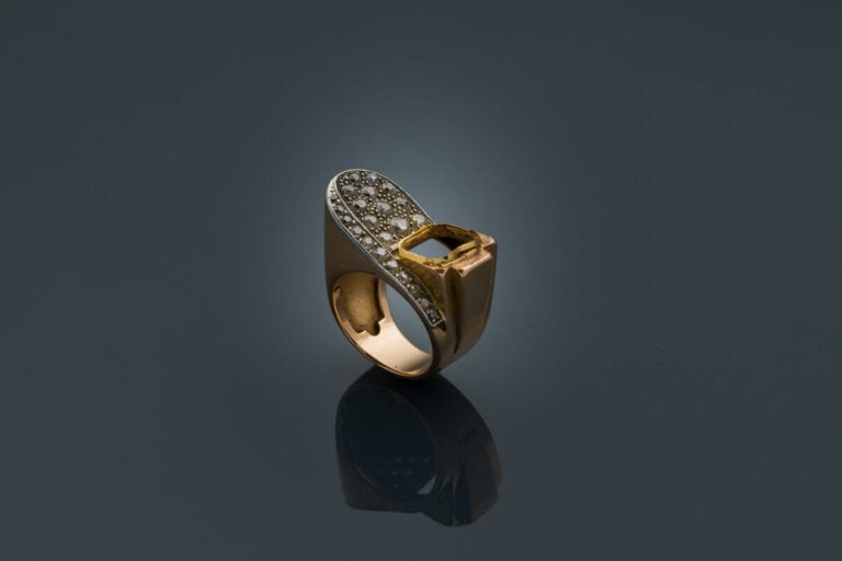 Importante MONTURE de BAGUE "Tank" stylisée en platine (min. 800‰) et or jaune…