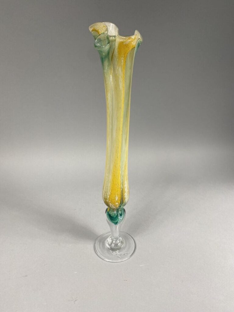 Jean Luc GAMBIER (né en 1948) - Vase sur piédouche en verre filé dans les tons…