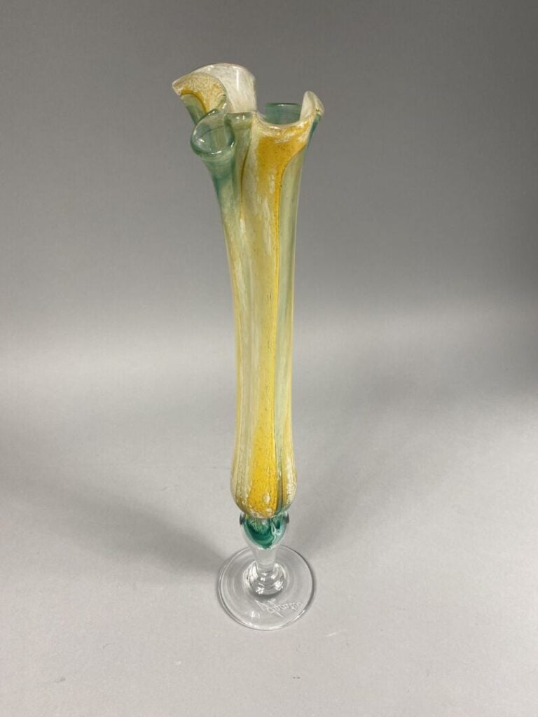 Jean Luc GAMBIER (né en 1948) - Vase sur piédouche en verre filé dans les tons…