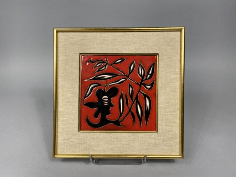 Jean LURCAT (1892-1966) - Carreau de céramique à décor d'un visage de profil et…
