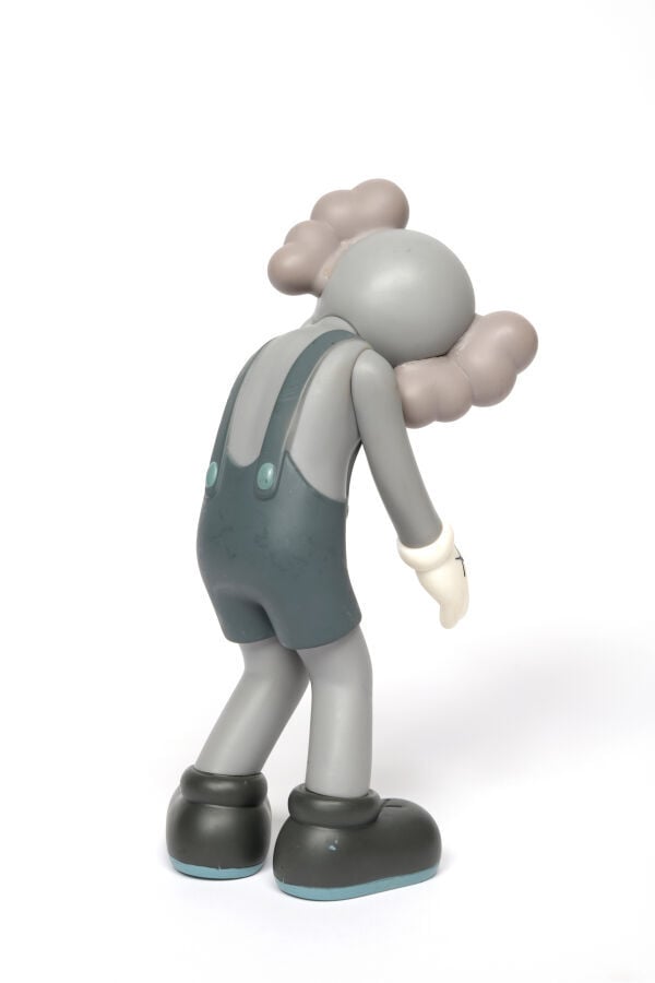 KAWS (né en 1974) - Small lie Grey - 2017 - Figurine en vinyle peinte - Signée…