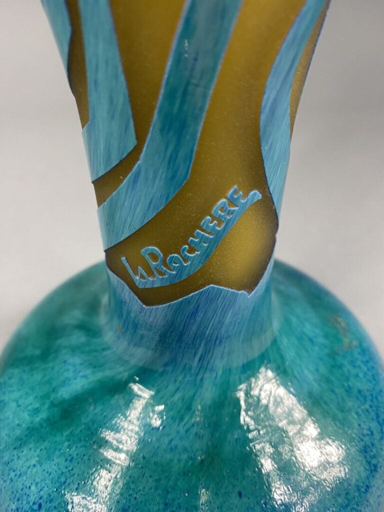 LA ROCHERE - Vase piédouche en verre dans les tons bleu et orange à décor de fl…