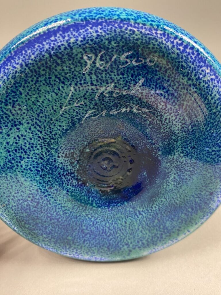 LA ROCHERE - Vase piédouche en verre dans les tons bleu et orange à décor de fl…