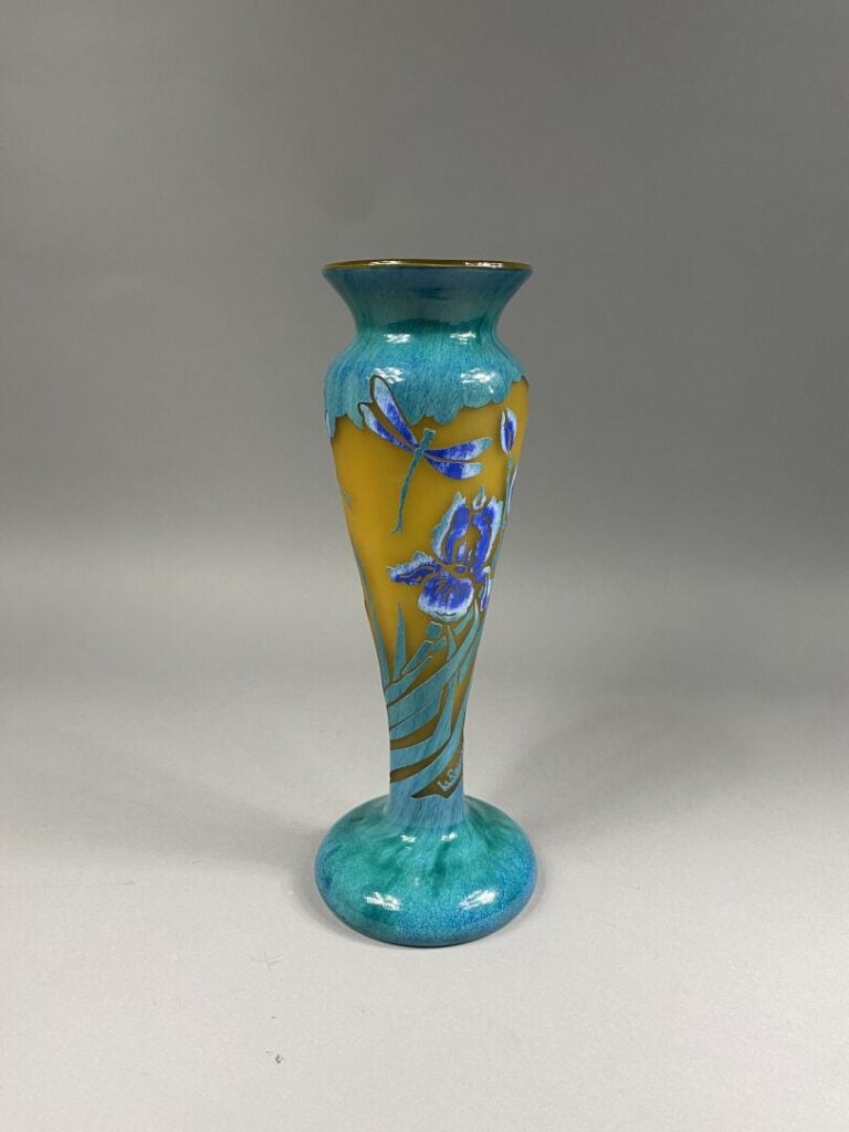 LA ROCHERE - Vase piédouche en verre dans les tons bleu et orange à décor de fl…