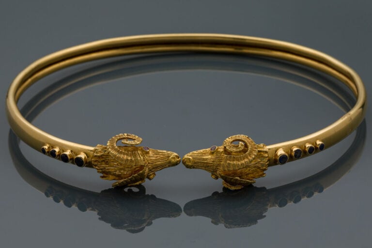 LALAOUNIS - COLLIER flexible torque "deux béliers" en or jaune (750‰) serti de…