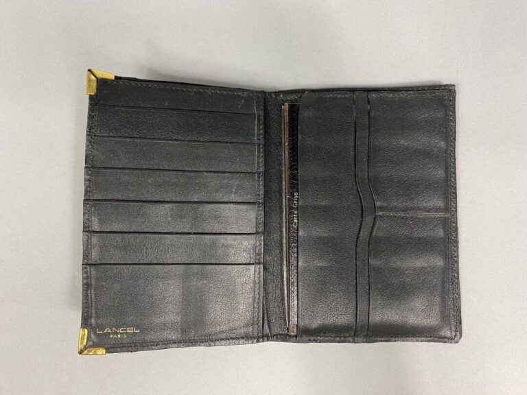 LANCEL - Porte-feuille en cuir noir - (usures, taches)