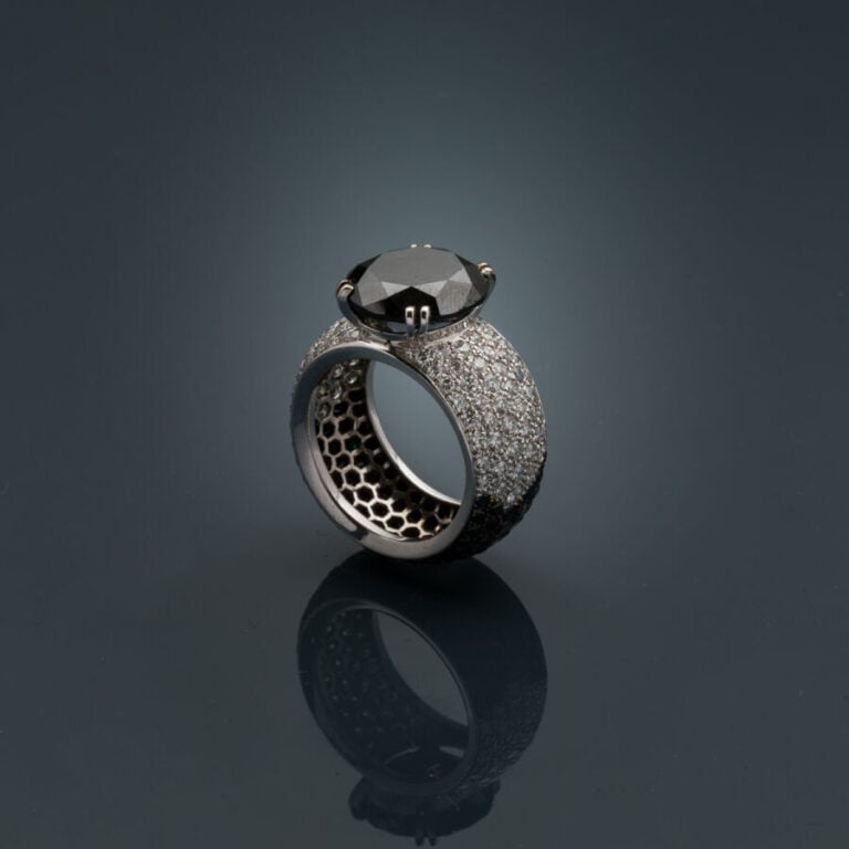 Large BAGUE bandeau en or gris et or noirci (750‰) entièrement pavé de diamants…