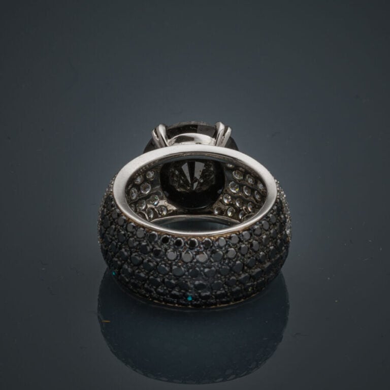 Large BAGUE bandeau en or gris et or noirci (750‰) entièrement pavé de diamants…