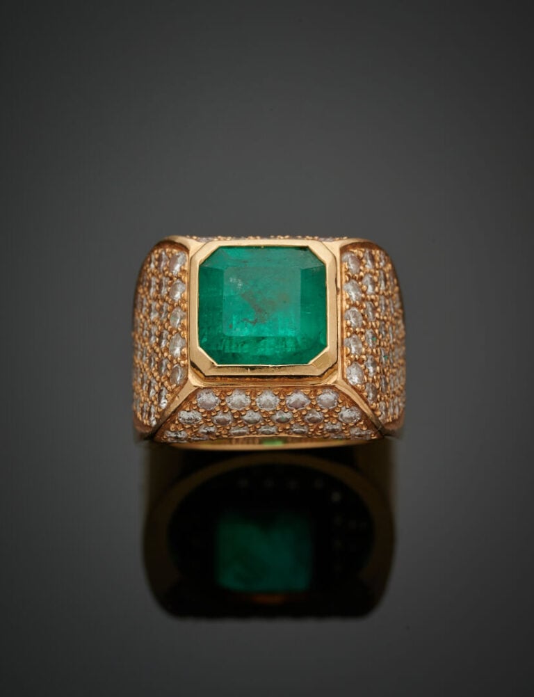 Large BAGUE chevalière "pain de sucre" en or jaune (750‰) serti d'une émeraude…