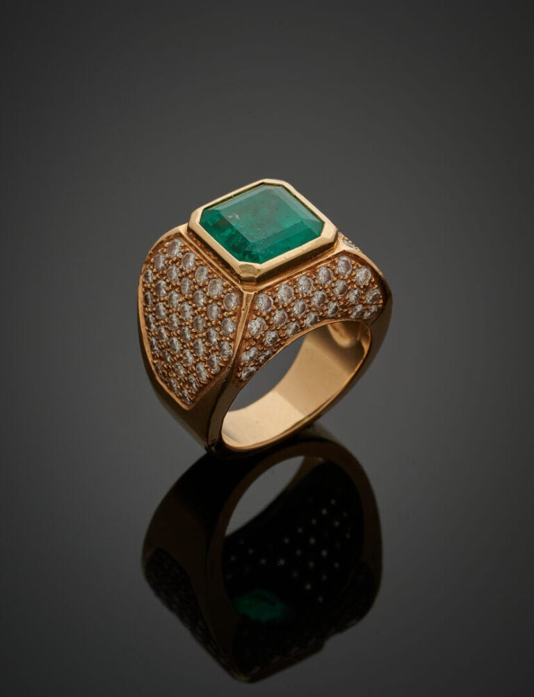 Large BAGUE chevalière "pain de sucre" en or jaune (750‰) serti d'une émeraude…