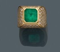Large BAGUE chevalière "pain de sucre" en or jaune (750‰) serti d'une émeraude…