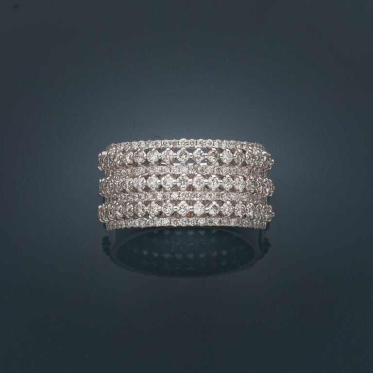 Large BAGUE en or gris (750‰) ajouré, serti d'alignements de diamants taille br…