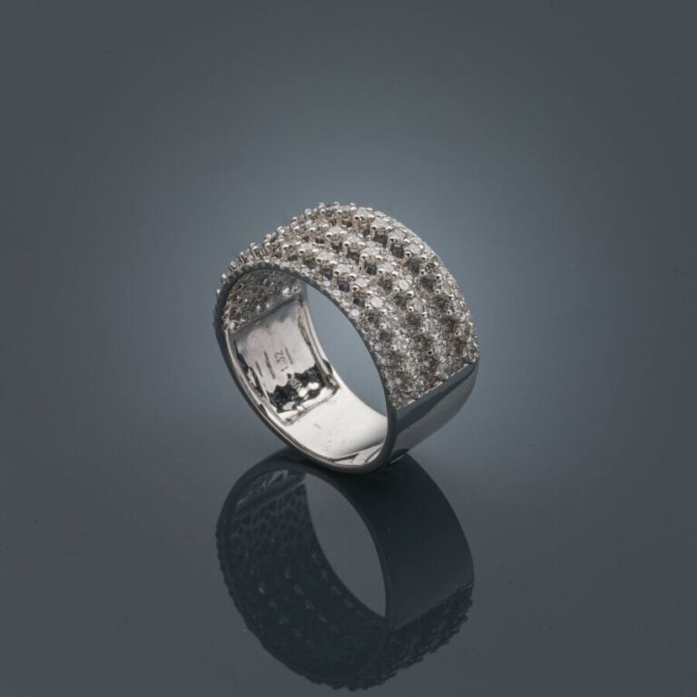 Large BAGUE en or gris (750‰) ajouré, serti d'alignements de diamants taille br…