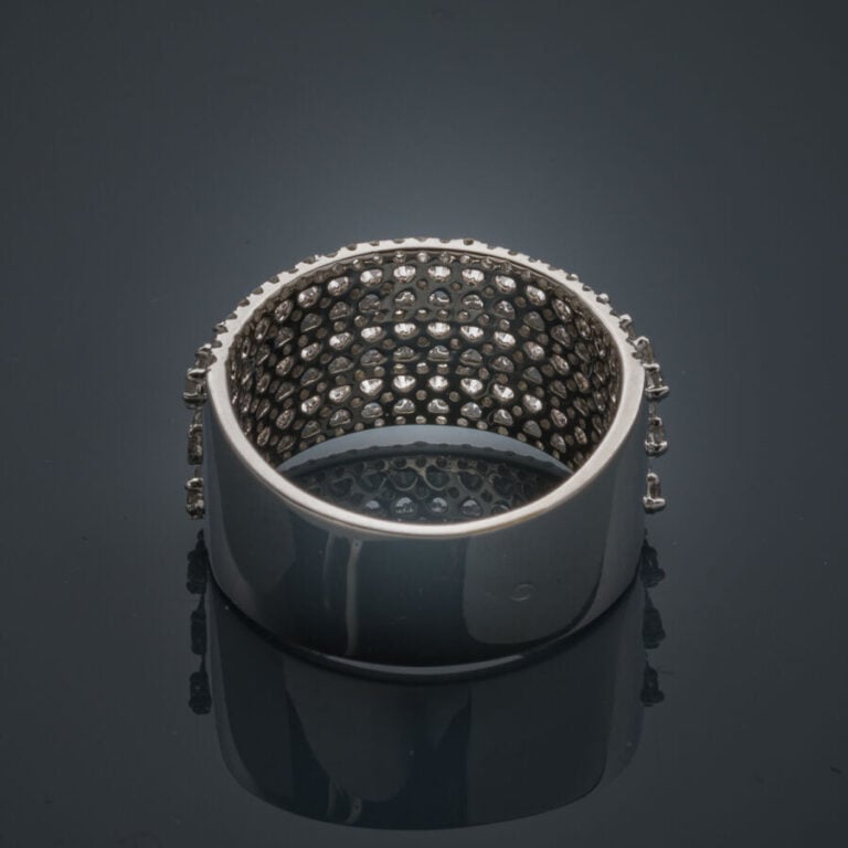 Large BAGUE en or gris (750‰) ajouré, serti d'alignements de diamants taille br…