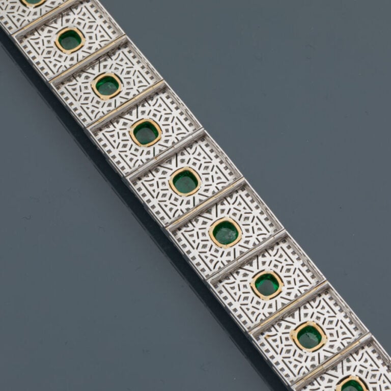 Large BRACELET manchette en or jaune et or gris (750‰) finement ajouré, serti d…