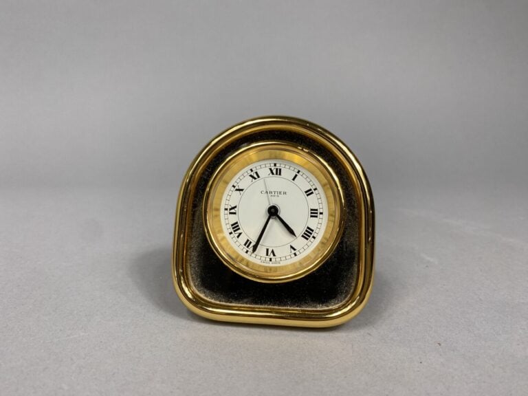 Le must de CARTIER Paris - Petite pendulette de voyage ou réveil en métal doré,…
