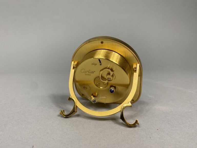 Le must de CARTIER Paris - Petite pendulette de voyage ou réveil en métal doré,…