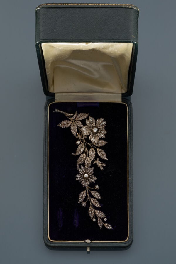 Longue BROCHE trembleuse "deux fleurs et feuillages" en or jaune (750‰) et arge…