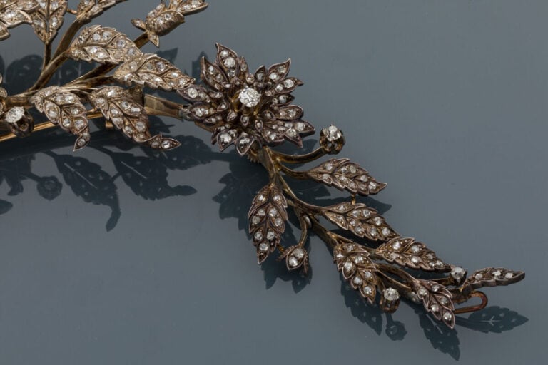Longue BROCHE trembleuse "deux fleurs et feuillages" en or jaune (750‰) et arge…