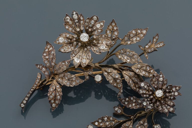 Longue BROCHE trembleuse "deux fleurs et feuillages" en or jaune (750‰) et arge…