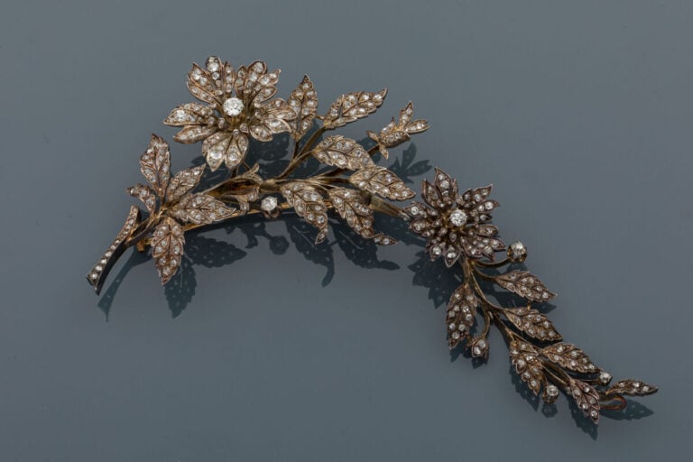 Longue BROCHE trembleuse "deux fleurs et feuillages" en or jaune (750‰) et arge…