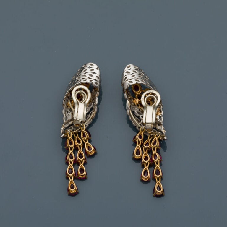 Longue paire de CLIPS/PENDANTS d'OREILLES "volutes" en platine (950‰) et or jau…