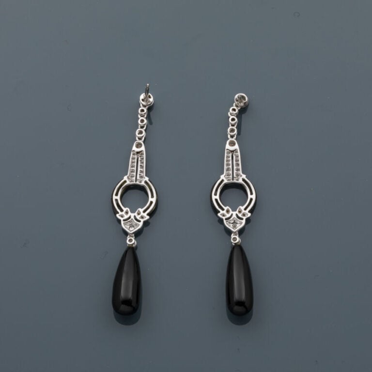 Longue paire de PENDANTS D'OREILLES en or gris (750‰) articulé et ajouré serti…