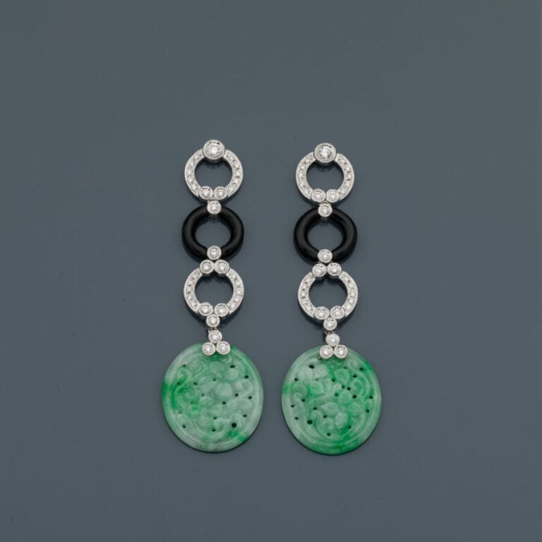 Longue paire de PENDANTS d'OREILLES en or gris (750‰) articulé et ajouré serti…