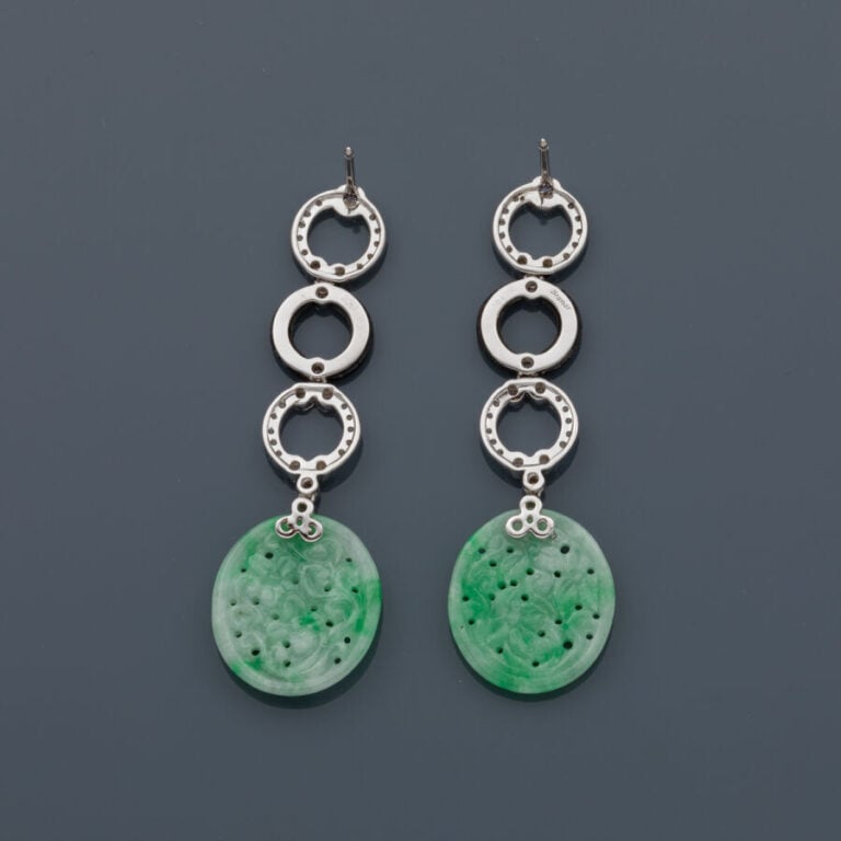 Longue paire de PENDANTS d'OREILLES en or gris (750‰) articulé et ajouré serti…