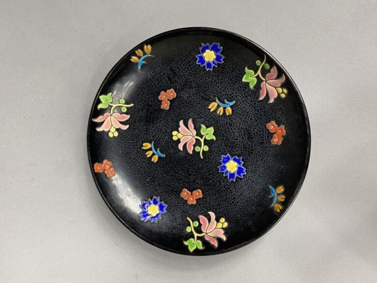 Longwy - Assiette en céramique craquelée émaillée polychrome à décor floral sur…