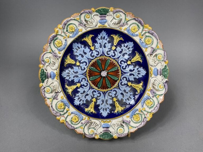 LONGWY - Assiette en céramique polychrome dans le goût des majoliques à décor d…