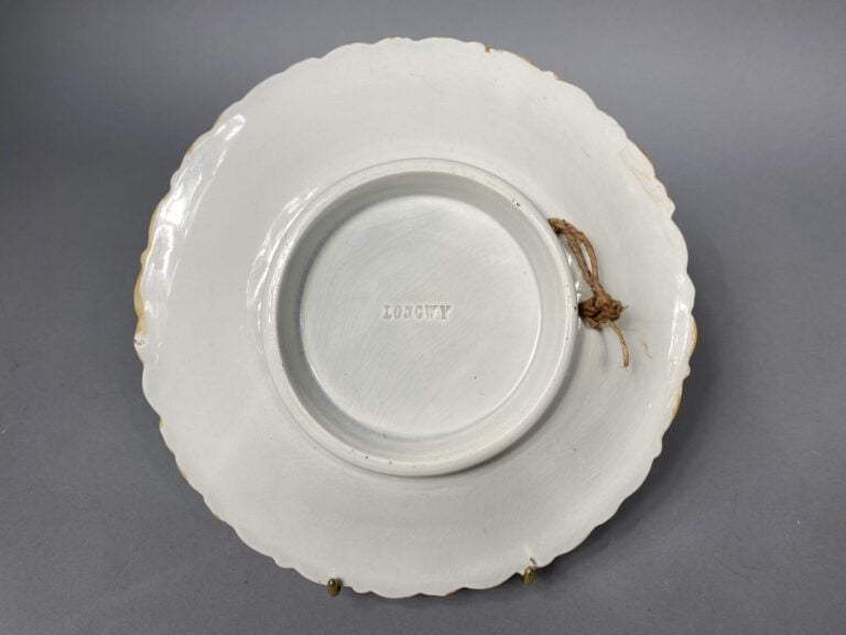 LONGWY - Assiette en céramique polychrome dans le goût des majoliques à décor d…