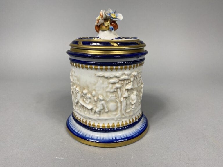 LONGWY - Assiette en céramique polychrome dans le goût des majoliques à décor d…