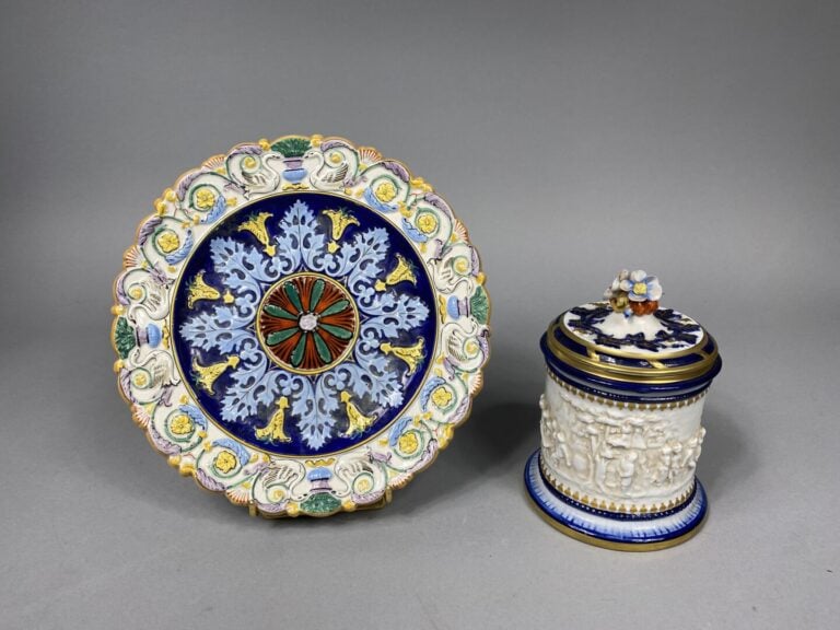 LONGWY - Assiette en céramique polychrome dans le goût des majoliques à décor d…