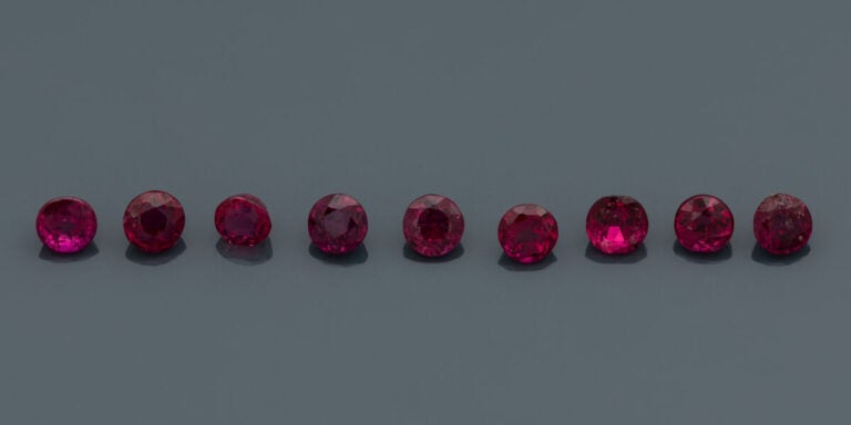 LOT comprenant : - lot d'EMERAUDES rondes pesant au total 13,3 carats. - - lot…
