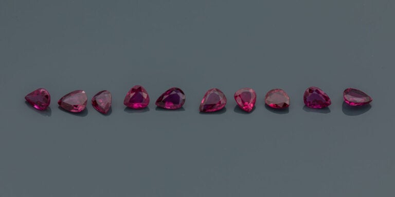 LOT comprenant : - lot d'EMERAUDES rondes pesant au total 13,3 carats. - - lot…