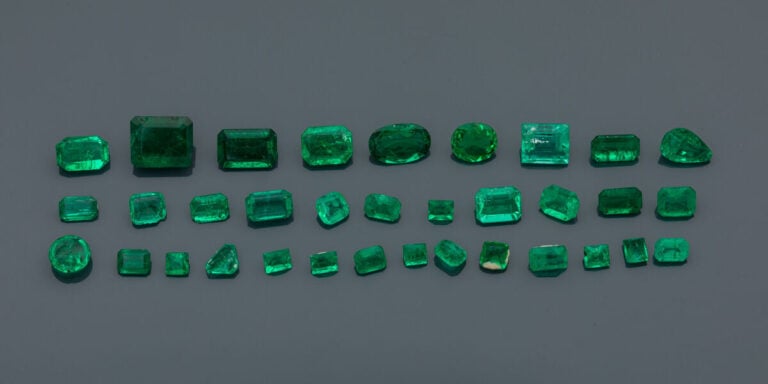 LOT comprenant : - lot d'EMERAUDES rondes pesant au total 13,3 carats. - - lot…