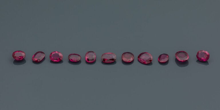 LOT comprenant : - lot d'EMERAUDES rondes pesant au total 13,3 carats. - - lot…